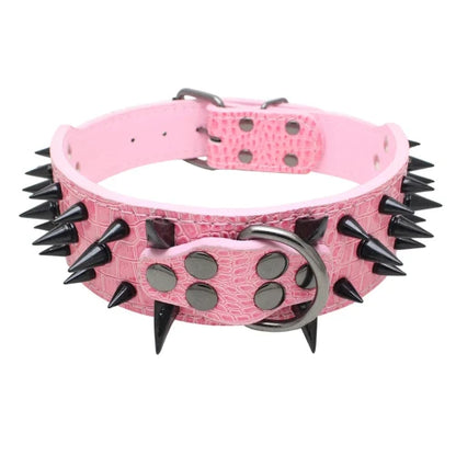 Collier pour Chihuahua en cuir rose avec des pointes noires. Tendance, pour offrir confort et sécurité à votre petit chien ou chat