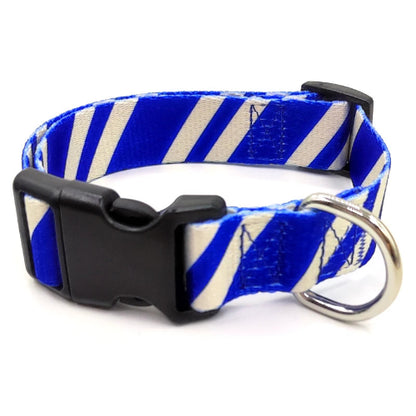 Collier pour chiens aux rayures bleues et blanches. Vendu avec sa Laisse assortie. Confortable, convient aux petits chiens, chihuahuas, ou aux chats. Vendu dans la boutique « Mon Petit Chihuahua »
