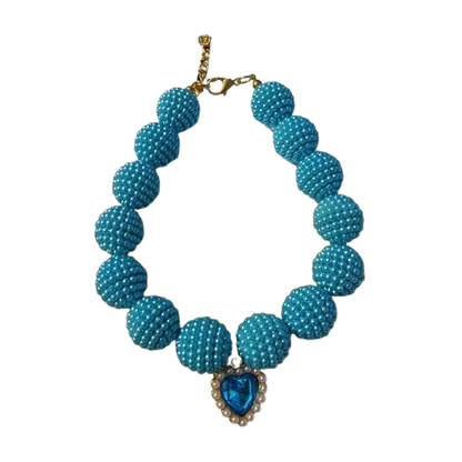 Collier pour Chihuahua en perles bleues et un pendentif en coeur. Tendance, pour offrir confort et sécurité à votre petit chien ou chat
