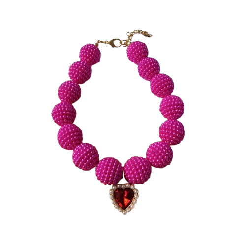 Collier pour Chihuahua en perles rose fushia et un pendentif en coeur. Tendance, pour offrir confort et sécurité à votre petit chien ou chat