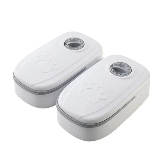 Gamelle double compartiment. Avec un timer pour ouverture automatique. Adaptée à tous les petits chiens et les chats. Vendue sur la boutique Mon Petit Chihuahua. 