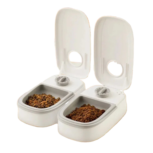 Gamelle double compartiment. Avec un timer pour ouverture automatique. Adaptée à tous les petits chiens et les chats. Vendue sur la boutique Mon Petit Chihuahua. Vue de coté