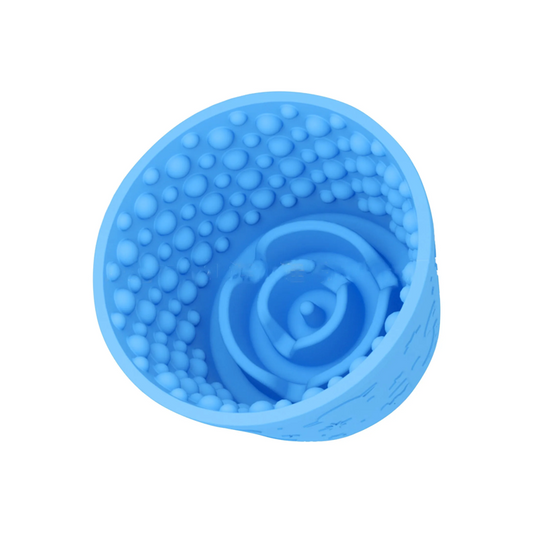 Bol à lécher en silicone, couleur bleu clair. Adaptée à tous les petits chiens et les chats. Alternative à une gamelle. Vendue sur la boutique Mon Petit Chihuahua.