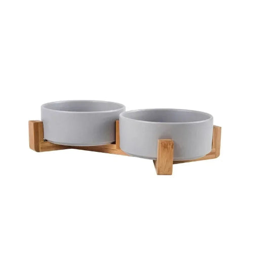 Gamelle en céramique colorée avec support en bois. Adaptée pour les croquettes et l'eau. Convient à tous les petits chiens et les chats. Vendue sur la boutique Mon Petit Chihuahua. Couleur 
gris