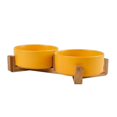 Gamelle en céramique colorée avec support en bois. Adaptée pour les croquettes et l'eau. Convient à tous les petits chiens et les chats. Vendue sur la boutique Mon Petit Chihuahua. Couleur jaune