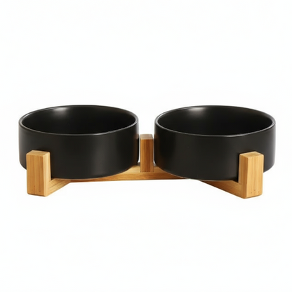 Gamelle en céramique colorée avec support en bois. Adaptée pour les croquettes et l'eau. Convient à tous les petits chiens et les chats. Vendue sur la boutique Mon Petit Chihuahua. Couleur 
noir