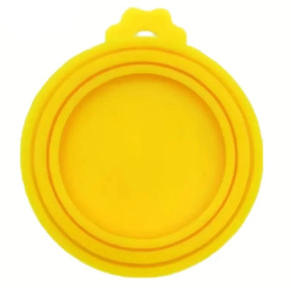 Couvercles en silicone de couleur jaune pour mettre sur des boites de conserve ouvertes. Adaptée à tous les petits chiens et les chats. Vendue sur la boutique Mon Petit Chihuahua.
