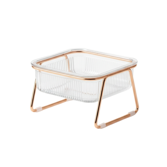 Gamelle simple en verre, sur un support doré. Pour les croquettes et l'eau de votre petit chien ou chat. Vendue sur la boutique Mon Petit Chihuahua.