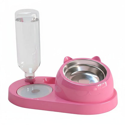 Gamelle double avec bol incliné pour les croquettes et réservoir d’eau. Convient à tous les petits chiens et les chats. Vendue sur la boutique Mon Petit Chihuahua. Couleur rose