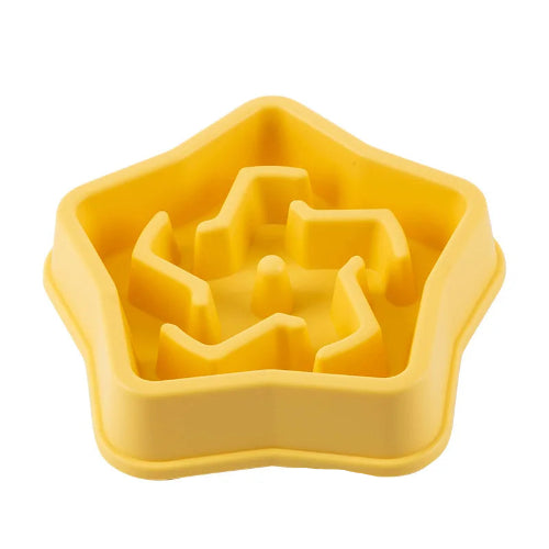Gamelle anti gloutons en forme d’étoile. En plastique résistant de couleur jaune. Adaptée pour les croquettes et l’eau. Convient à tous les petits chiens et les chats. Vendue sur la boutique Mon Petit Chihuahua.
