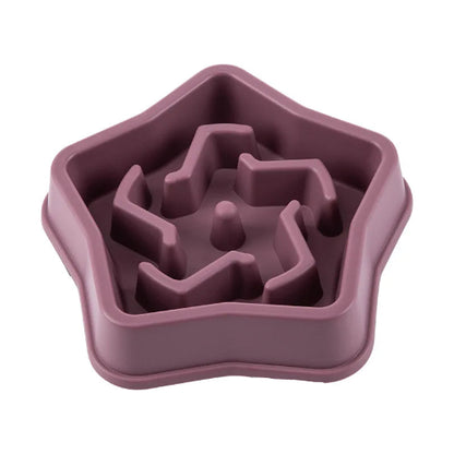 Gamelle anti gloutons en forme d’étoile. En plastique résistant de couleur violet. Adaptée pour les croquettes et l’eau. Convient à tous les petits chiens et les chats. Vendue sur la boutique Mon Petit Chihuahua.
