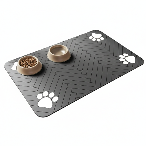 Tapis absorbant rectangulaire pour poser les gamelles de croquettes ou d’eau. Convient à tous les petits chiens et les chats. Vendue sur la boutique Mon Petit Chihuahua. Vue avec 2 gamelles