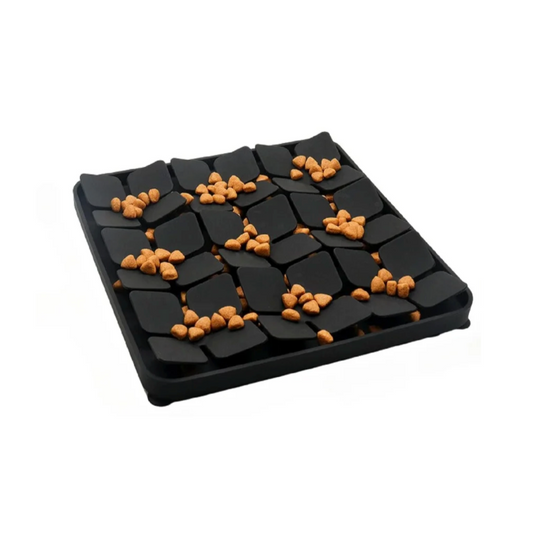 Tapis anti glouton en silicone noir, pour faire manger lentement les petits chiens et les chats. Vendu sur la boutique « Mon Petit Chihuahua » 

