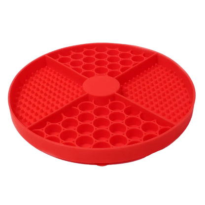 Tapis de léchage rond en silicone pour les croquettes ou les pâtés. Convient à tous les petits chiens et les chats. Vendue sur la boutique Mon Petit Chihuahua. Couleur rouge