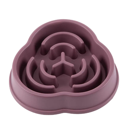 Gamelle anti gloutons avec des motifs ludiques. En plastique résistant de couleur violet. Adaptée pour les croquettes et l’eau. Convient à tous les petits chiens et les chats. Vendue sur la boutique Mon Petit Chihuahua.
