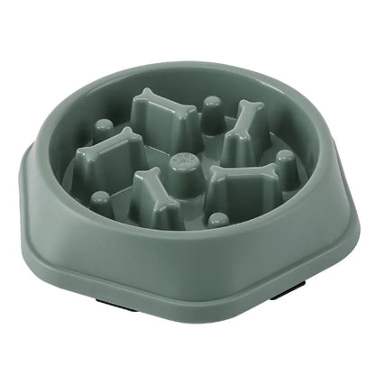 Gamelle anti gloutons avec des os en décoration. Matière plastique résistante de couleur vert. Adaptée pour les croquettes et l’eau. Convient à tous les petits chiens et les chats. Vendue sur la boutique Mon Petit Chihuahua.