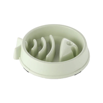 Gamelle anti gloutons avec un poisson en relief en décoration. En plastique résistant de couleur vert. Adaptée pour les croquettes et l’eau. Convient à tous les petits chiens et les chats. Vendue sur la boutique Mon Petit Chihuahua.