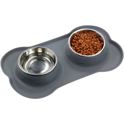 Gamelle double compartiment, avec support plastique antidérapant. Adaptée à tous les petits chiens et les chats. Vendue sur la boutique Mon Petit Chihuahua. Couleur gris