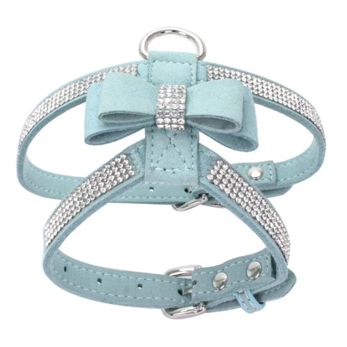 Harnais bleu avec noeud papillon et strass pour chiens. Confortable, convient aux petits chiens, chihuahuas, ou aux chats. Vendu dans la boutique « Mon Petit Chihuahua »
