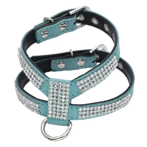 Harnais brillant bleu avec strass pour chiens. Confortable, convient aux petits chiens, chihuahuas, ou aux chats. Vendu dans la boutique « Mon Petit Chihuahua »
