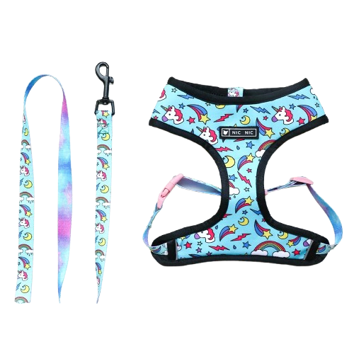 Harnais pour chiens bleu avec motifs licornes. Vendu avec sa Laisse assortie. Confortable, convient aux petits chiens, chihuahuas, ou aux chats. Vendu dans la boutique « Mon Petit Chihuahua »
