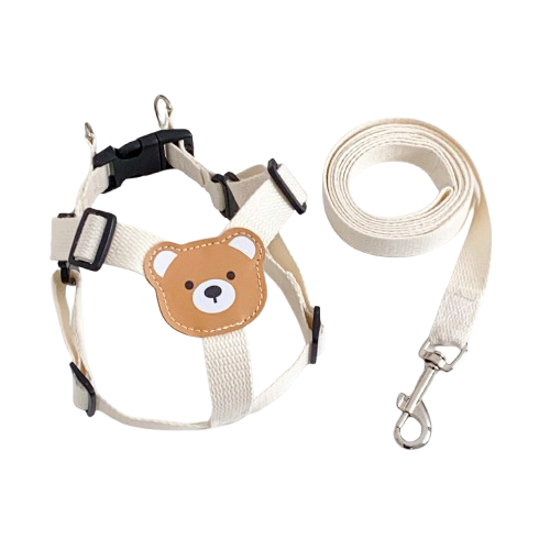 Harnais pour chiens fin blanc avec nounours sur le dos. Vendu avec sa Laisse assortie. Confortable, convient aux petits chiens, chihuahuas, ou aux chats. Vendu dans la boutique « Mon Petit Chihuahua »