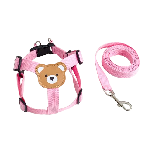 Harnais pour chiens fin rose avec nounours sur le dos. Vendu avec sa Laisse assortie. Confortable, convient aux petits chiens, chihuahuas, ou aux chats. Vendu dans la boutique « Mon Petit Chihuahua »