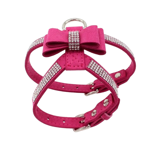 Harnais fuchsia avec noeud papillon et strass pour chiens. Confortable, convient aux petits chiens, chihuahuas, ou aux chats. Vendu dans la boutique « Mon Petit Chihuahua »
