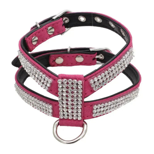 Harnais brillant fuchsia avec strass pour chiens. Confortable, convient aux petits chiens, chihuahuas, ou aux chats. Vendu dans la boutique « Mon Petit Chihuahua »
