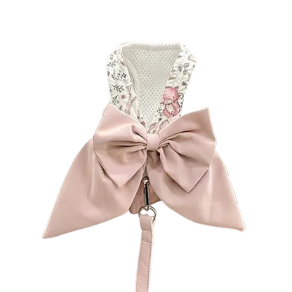 Harnais pour chiens avec un grand noeud papillon rose dans le dos. Vendu avec sa Laisse assortie. Confortable, convient aux petits chiens, chihuahuas, ou aux chats. Vendu dans la boutique « Mon Petit Chihuahua »