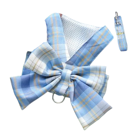 Harnais pour chiens en forme de Jupe bleue à carreaux. Vendu avec sa Laisse assortie. Confortabl, convient aux petits chiens, chihuahuas, ou aux chats. Vendu dans la boutique « Mon Petit Chihuahua »
