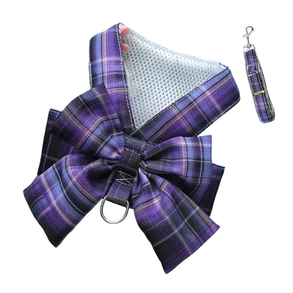 Harnais pour chiens en forme de Jupe violette à carreaux. Vendu avec sa Laisse assortie. Confortable, convient aux petits chiens, chihuahuas, ou aux chats. Vendu dans la boutique « Mon Petit Chihuahua »