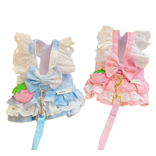 Harnais pour chiens en forme de Robe Bleue ou Rose. Vendu avec sa Laisse assortie. Confortable, convient aux petits chiens, chihuahuas, ou aux chats. Vendu dans la boutique « Mon Petit Chihuahua »
