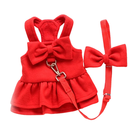 Harnais pour chiens en forme de Robe rouge avec sa laisse assortie. Confortable, convient aux petits chiens, chihuahuas, ou aux chats. Vendu dans la boutique « Mon Petit Chihuahua »