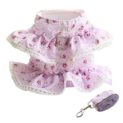Harnais en forme de robe violette pour chiens. Vendu avec sa Laisse assortie. Confortable, convient aux petits chiens, chihuahuas, ou aux chats. Vendu dans la boutique « Mon Petit Chihuahua »
