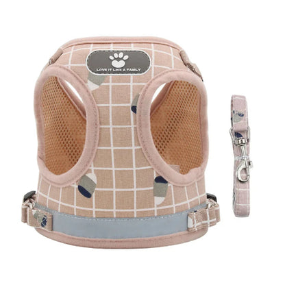 Harnais pour chiens rose à carreaux. Vendu avec sa Laisse assortie. Confortable, convient aux petits chiens, chihuahuas, ou aux chats. Vendu dans la boutique « Mon Petit Chihuahua »