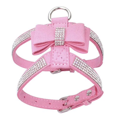 Harnais rose avec noeud papillon et strass pour chiens. Confortable, convient aux petits chiens, chihuahuas, ou aux chats. Vendu dans la boutique « Mon Petit Chihuahua »
