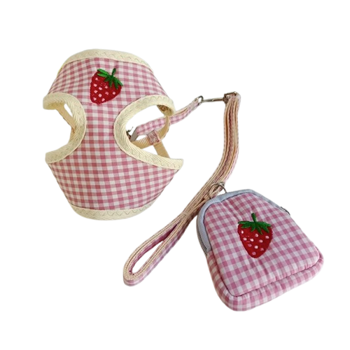 Harnais rouge à carreaux avec motif fraise. Vendu avec un petit sac et sa laisse assortie pour petit chien. Convient aux petits chiens, chihuahuas, ou aux chats.
