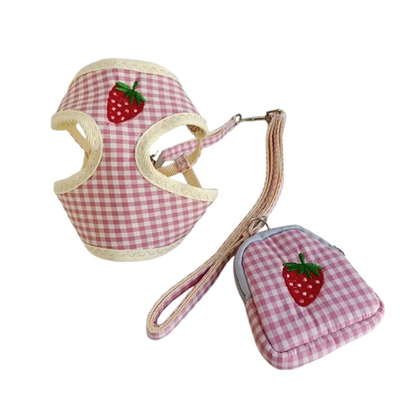 Harnais rouge à carreaux avec motif fraise. Vendu avec un petit sac et sa laisse assortie pour petit chien. Convient aux petits chiens, chihuahuas, ou aux chats.