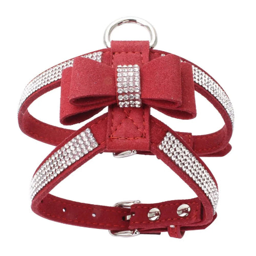 Harnais rouge avec noeud papillon et strass pour chiens. Confortable, convient aux petits chiens, chihuahuas, ou aux chats. Vendu dans la boutique « Mon Petit Chihuahua »
