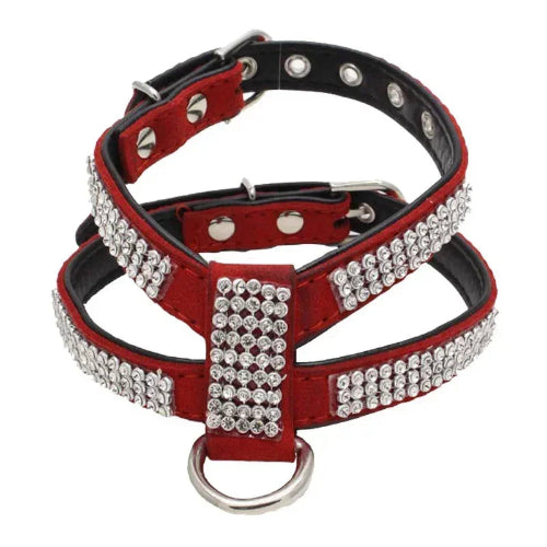 Harnais brillant rouge avec strass pour chiens. Confortable, convient aux petits chiens, chihuahuas, ou aux chats. Vendu dans la boutique « Mon Petit Chihuahua »

