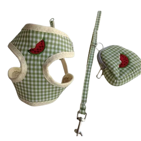 Harnais vert à carreaux avec motif pastèque. Vendu avec un petit sac et sa laisse assortie pour petit chien. Convient aux petits chiens, chihuahuas, ou aux chats.