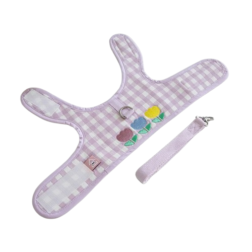 Harnais pour chiens violet à carreaux avec motifs fleurs. Vendu avec sa Laisse assortie. Confortable, convient aux petits chiens, chihuahuas, ou aux chats. Vendu dans la boutique « Mon Petit Chihuahua »