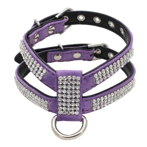 Harnais brillant violet avec strass pour chiens. Confortable, convient aux petits chiens, chihuahuas, ou aux chats. Vendu dans la boutique « Mon Petit Chihuahua »
