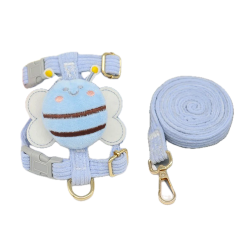 Harnais bleu pour chiens avec abeille en relief sur le dos. Vendu avec avec sa laisse assortie. Confortable, convient aux petits chiens, chihuahuas, ou aux chats.