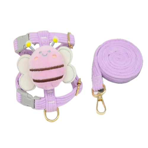 Harnais violet pour chiens avec abeille en relief sur le dos. Vendu avec avec sa laisse assortie. Confortable, convient aux petits chiens, chihuahuas, ou aux chats.