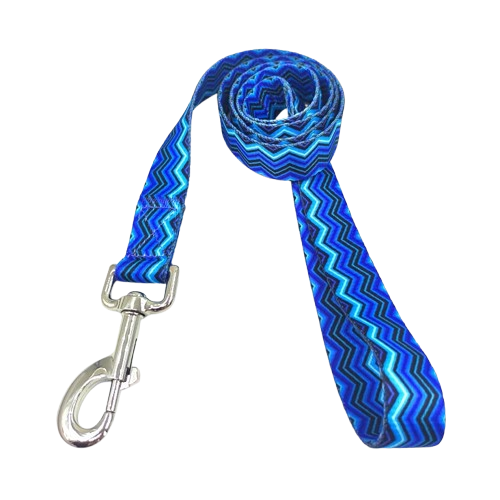 Laisse pour chiens aux motifs bleus. Vendu avec son Collier assorti. Confortable, convient aux petits chiens, chihuahuas, ou aux chats. Vendu dans la boutique « Mon Petit Chihuahua »
