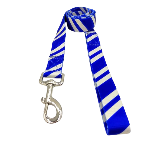Laisse pour chiens aux rayures bleues et blanches. Vendu avec son Collier assorti. Confortable, convient aux petits chiens, chihuahuas, ou aux chats. Vendu dans la boutique « Mon Petit Chihuahua »
