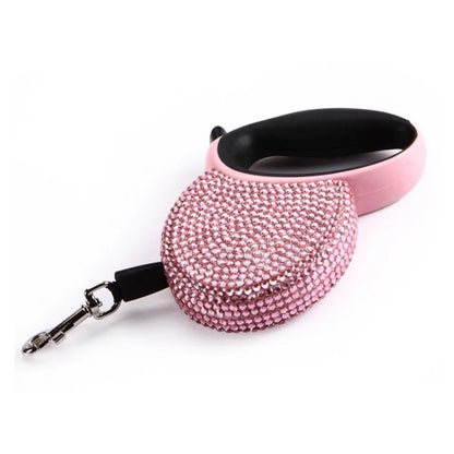 Laisse rétractable avec strass rose ou bleue pour chiens. A utiliser avec un collier. Pratique, convient aux petits chiens, chihuahuas, ou aux chats. Vendu dans la boutique « Mon Petit Chihuahua »
