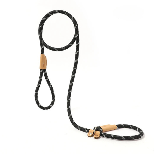 Laisse tressée noire et blanche pour chiens. A utiliser avec un collier. Pratique, convient aux petits chiens, chihuahuas, ou aux chats. Vendu dans la boutique « Mon Petit Chihuahua »
